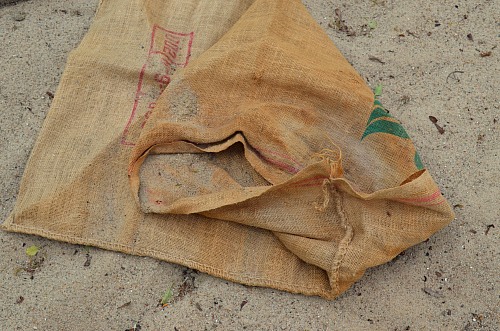 Kiel
Sack aus Textil (Jute)
Küstenlandschaft, Verschmutzung/Müll/Altlasten, Öffentlicher Bereich/Strand
Anke Vorlauf